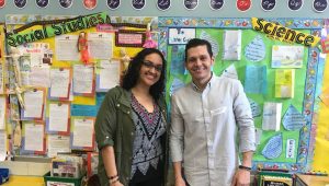 Participando de uma aula bilíngue em The Christa Mcauliffe School.