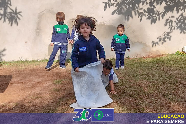 Corrida de sacos. Brincadeiras para crianças